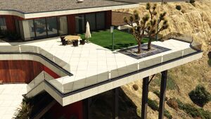 BuenVinoRoadMansion-GTAVee-Terrace.jpg