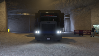 벙커 내부의 팬텀 커스텀.