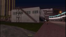 GTA Vice City Stories에서 묘사된 건물 동쪽의 계단.
