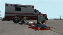 GTA San Andreas에서 두 명의 보행자를 소생시키는 샌 피에로 구급대원(녹색 유니폼).