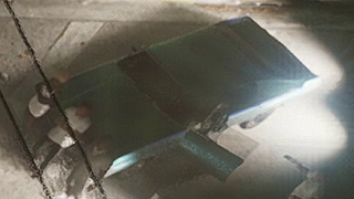 교차로의 하드탑이 장착된 파란색 튤립.