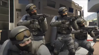 GTA 온라인의 카지노 습격 중 경찰 라이엇 앞에 대형을 이룬 NOOSE TRU.