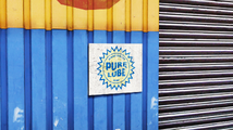 로스 산토스 스트로베리의 글래스 히어로즈 오토 리페어에서 볼 수 있는 Pure Lube 로고.