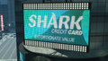 더 트라이앵글에 위치한 Shark 전자 디스플레이.