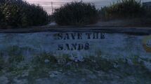 더 보트 하우스의 빈 수영장 안에 있는 "Save The Sands(모래를 구하라)"라고 적힌 그래피티.