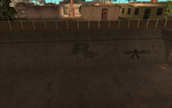 《Grand Theft Auto: Vice City》 속 배수로에 있는 락스타 게임즈 그래피티.
