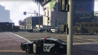 GTA 온라인의 퍼시픽 스탠다드 작업 중 퍼시픽 스탠다드 공공 예금 은행을 둘러싸고 있는 NOOSE TRU와 LSPD.