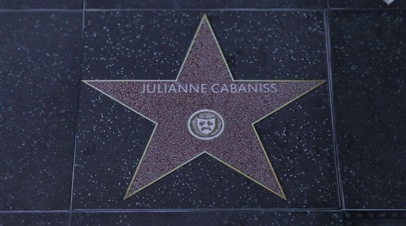 파일:WalkofFame-GTAVee-JulianneCabaniss.jpg