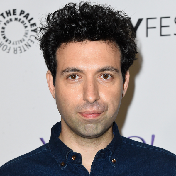 파일:AlexKarpovsky-VoiceActor.png