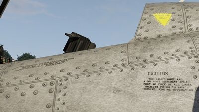 동체에 붙은 경고 표지.