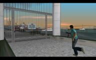 즉시 뛰어 들어가 코르테즈에게 칩을 전달합니다.