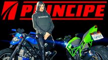 두 대의 렉트로와 함께 있는 검은색 Principe 후드티 광고.