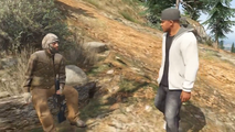 GTA V에서 사스콰치 사냥꾼을 만나는 프랭클린.