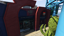델 페로 해변, 델 페로 피어의 플레저 피어. 캘리포니아주 샌타모니카 피어에 있는 'Scoops Ice Cream and Treats'를 모델로 함.[1](야경)