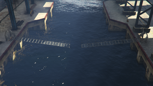 LosSantosNavalPort-GTAV-WetDockRisibleGangplanks.png