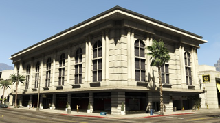 Grand Theft Auto V 오리지널 버전의 록퍼드 힐즈 발렛 파킹 차고 전경.