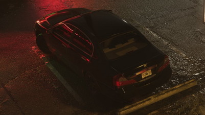 포트 겔호른의 공식 스크린샷에서 딜라이츠 앞에 주차된 차량 후면부.