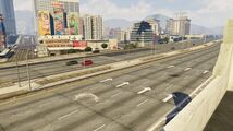 중앙 분리대에 로스 산토스 메트로 라인이 있는 Interstate 4.