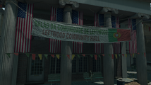 GTA IV의 레프트우드 커뮤니티 홀 외부에서 포르투갈 국기가 그려진 포르투갈어 간판.