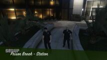 GTA O에서 경찰 복장을 착용한 두 명의 플레이어.
