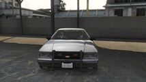 비표지 순찰차에 탑승한 LSPD 형사 두 명.