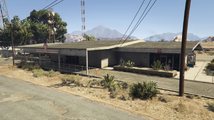 의료 센터의 뒤편 모습.