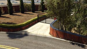 BuenVinoRoadMansion-GTAVee-Entrance.jpg