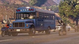 GTA 온라인: 습격 업데이트 홍보 스크린샷 중 하나에 등장하는 교도소 버스.