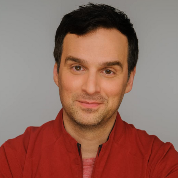 파일:MikeSmithRivera-VoiceActor.png