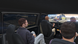 AcidProduct-PoliceSting-GTAOe-UndercoverCopsWatching.png