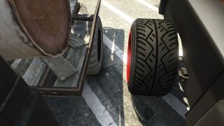 휠베이스 차이와 넓은 타이어를 보여주는 후륜 모습.