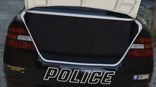 경찰 크루저의 트렁크.