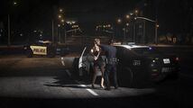Poppy Mitchell을 체포하는 LSPD 경관들.