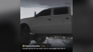 애로우 주유소를 지나가는 샌드킹 XL.