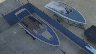 트레일러에 실린 스쿠알로 변형 모델들의 측면 비교.