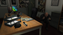 GTA Online의 비즈니스 전투 중 쇼룸 사무실에 웅크리고 있는 시몬.