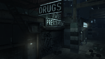 조명이 켜진 간판이 있는 야간의 Drugs.