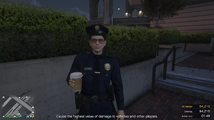 GTA 온라인 범죄 피해 임무 중 미션 로우 경찰서 밖에 있는 모습.