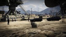 Grand Theft Auto V 원본 버전의 위성 중계소에 있는 FIB 요원들.