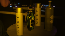 더 뮤직 로커 내에 놓인 Grey 생수병 두 개. 옆에는 노고 보드카와 부르주아 병이 함께 놓여 있습니다.