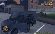 Toyz'n The Hood 밴에 탑승하는 클로드.