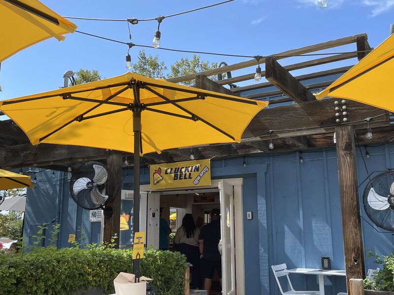 파일:CluckinBell-RealLife-PowayCAPopUpShop-Exterior2.jpg