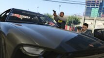 Grand Theft Auto Online의 습격 준비 임무인 휴메인 연구소 습격 - 키 코드에서 행동하는 FIB 요원들.
