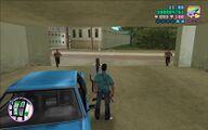 경찰 두 명이 토미와 랜스를 잡으러 유치장으로 뛰어들어온다.