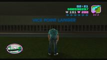 GTA 바이스 시티 호텔 정문 위에 빛나는 바이스 포인트 랭어 표지판. (PS2)