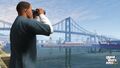 Grand Theft Auto V에서 쌍안경을 사용하는 프랭클린 클린턴.