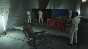 LastDose3-GTAOe-LabratUnderGuard.png