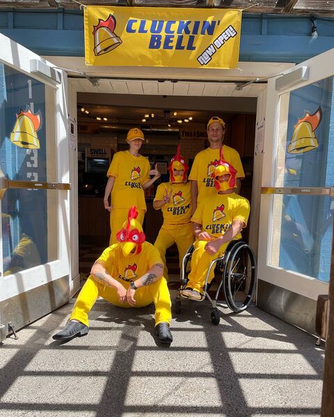 파일:CluckinBell-RealLife-PowayCAPopUpShop-Employees.jpg