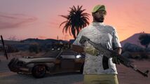 중무장한 어썰트 라이플을 들고 장갑 탬파 앞에 서 있는 GTA 온라인 캐릭터.