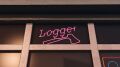 The Brewer's Drop 벽에 있는 분홍색 Logger Beer 네온 사인.
